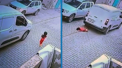 Kargo aracının altında kalan 2 yaşındaki çocuk hayatını kaybetti; kaza kamerada
