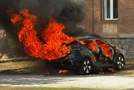 Solo 10 minutos para apagar el incendio de un coche eléctrico