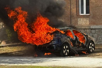 Solo 10 minutos para apagar el incendio de un coche eléctrico