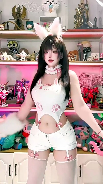 Hotgirl xinh đẹp 'quẩy' theo beat sôi động! Ai mê thì like + share + comment 'Yêu team này' ngay nhé! 💃🔥😍