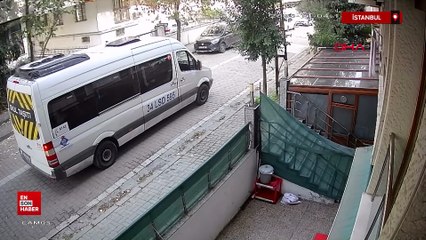 İstanbul'da servis bekleyen çocuğu takip etti; annesi gelince kaçtı
