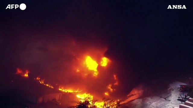 Disastro aereo a Louisville: il gigantesco incendio dopo lo schianto del volo UPS