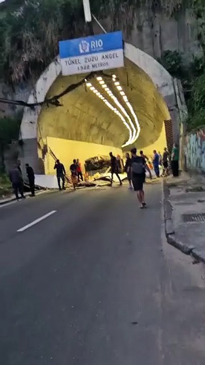 Caminhão tomba e bloqueia túnel Zuzu Angel; dua...