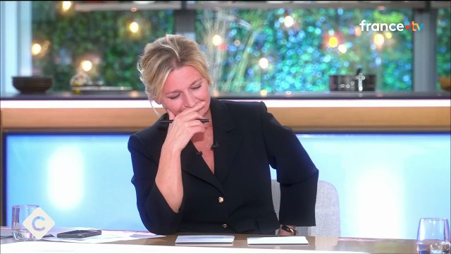 Anne-Elisabeth Lemoine s'est perdue dans ses fiches face à Vanessa Paradis