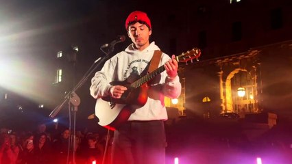 Fulminacci: il live a sorpresa davanti al Palazzaccio. In piazza Cavour, tra hit del passato e il nuovo inedito, fan incantati