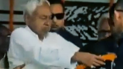 CM नीतीश ने महिला को पहनाई माला