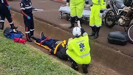 Motociclista é arremessado para canaleta de água após colisão na BR-277