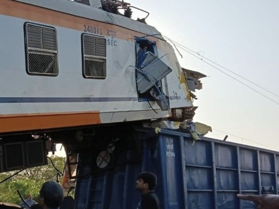 Crash in Indien: Verkehrszug schiebt sich auf Güterwaggon