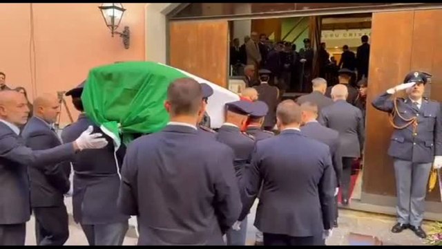 Napoli, chiesa gremita per funerali del poliziotto morto in incidente