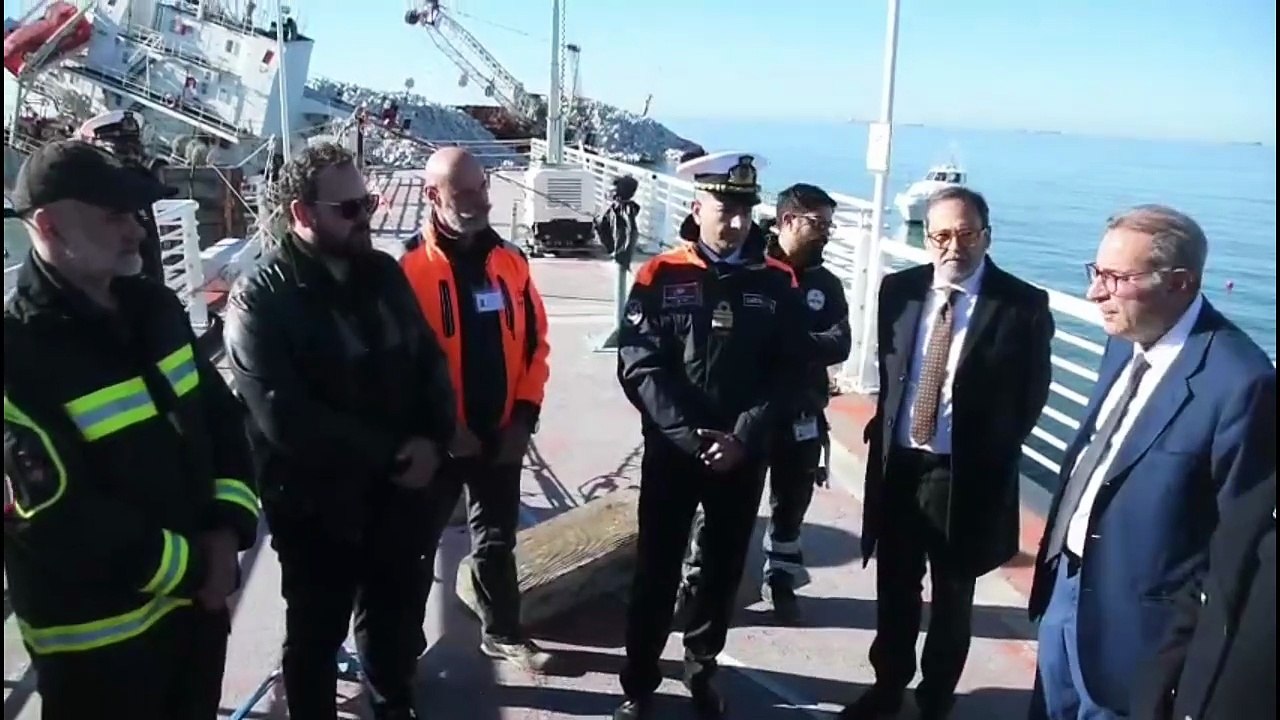 Nave incagliata a Massa, c?? il sopralluogo per l?inizio della rimozione: le immagini