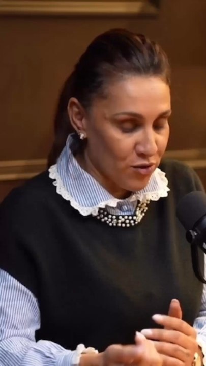 Lydia était plume rose, cordon doré dans la secte de Raël — le plus haut grade pour une femme. Derrière ce titre : une emprise totale et une soumission présentée comme un honneur spirituel. Retrouver ce podcast sur toutes les plateformes d’écoute.