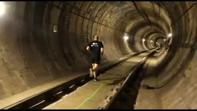 Barcellona, nei tunnel della metro la corsa per i 100 anni della rete