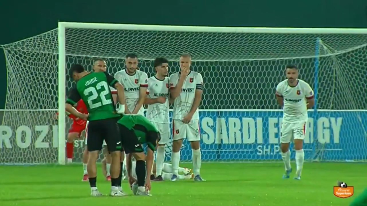 Schema mai visto su punizione: tunnel al compagno, tacco e gol all'incrocio