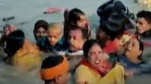 सरयू नदी में पलटी श्रद्धालुओं से भरी नाव