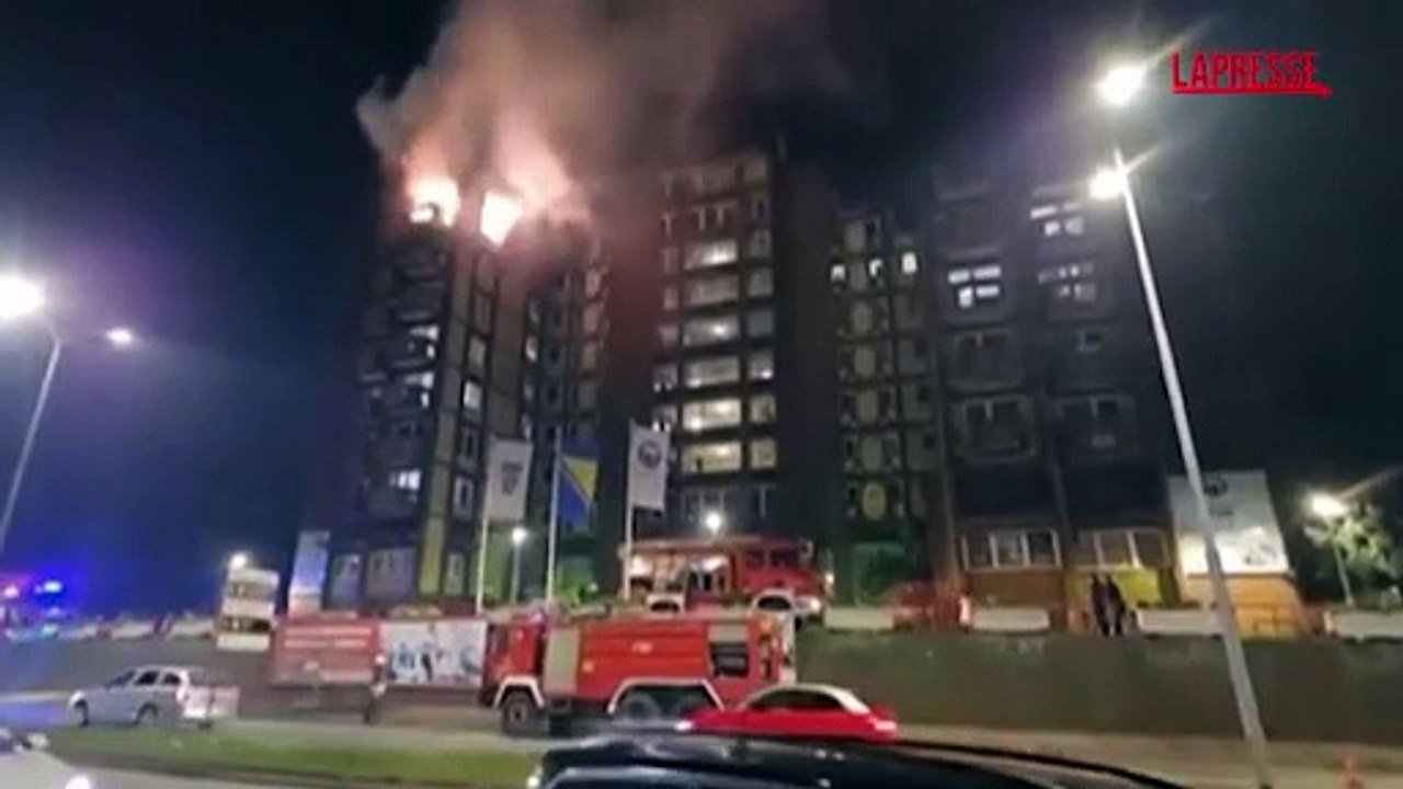 A fuoco residenza per anziani in Bosnia, almeno otto morti: le immagini del rogo