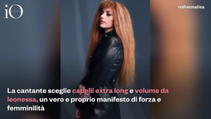 Annalisa, la metamorfosi del fuoco nei capelli extra lunghi