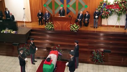 Napoli, funerali poliziotto. La moglie: "Nato e morto con la divisa"