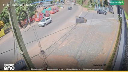 കാറുകൾ കൂട്ടിയിടിച്ച ശേഷം ഓട്ടോയിൽ ഇടിച്ചു; യാത്രക്കാരിക്ക് ​ഗുരുതര പരിക്ക്