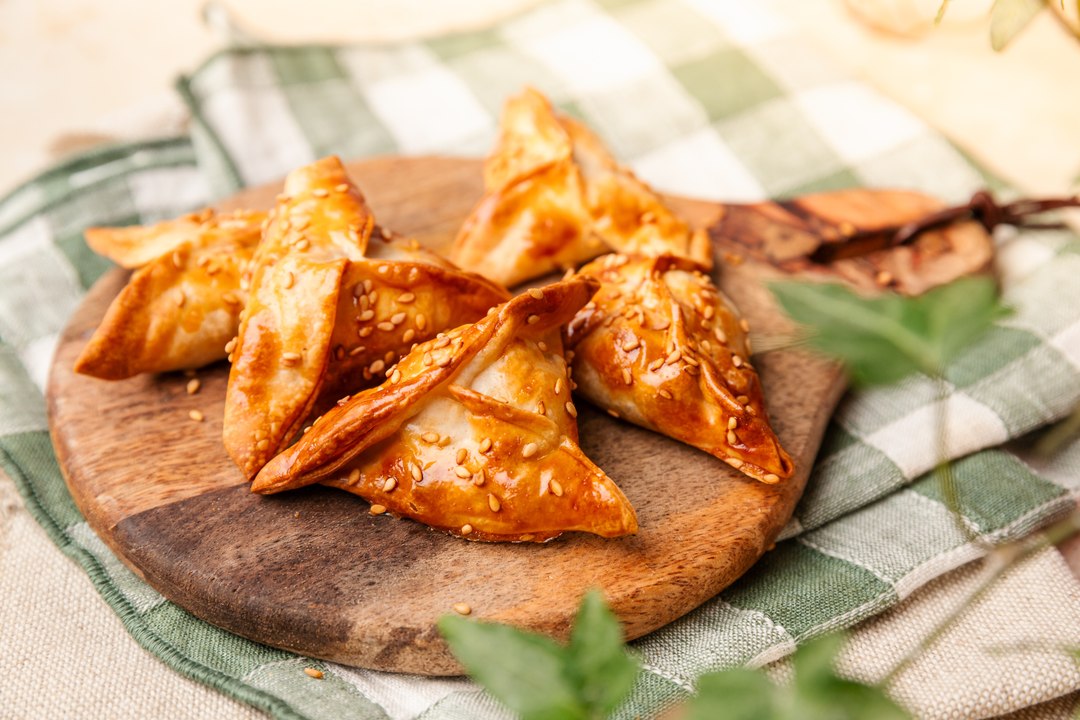 Triángulos de queso y tomate
