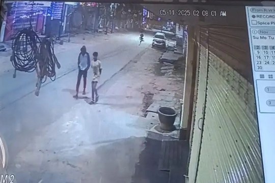 ऑटो डील के शो-रूम से बाइक और कैश ले उड़े चोर, 7 दिन पहले भी की थी चोरी, CCTV में हुए कैद