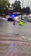 Una tormenta de lluvia y viento deja numerosas calles anegadas en Cáceres