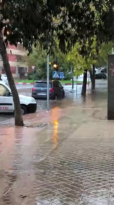 Calles inundadas, coches atrapados y parques cerrados debido a la lluvia en cáceres