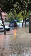 Calles inundadas, coches atrapados y parques cerrados debido a la lluvia en cáceres