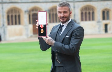 Sir David Beckham rinde homenaje a Victoria Beckham con el atuendo que lució en su ceremonia de nombramiento de caballero