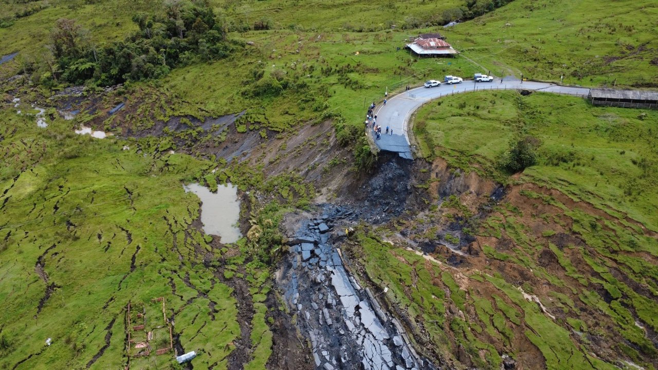 “Llevamos 12 días incomunicados”: alcalde de Vélez, Santander alerta por desastre en vía El Carare