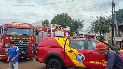 Casa é destruída por incêndio no bairro Interlagos em Cascavel