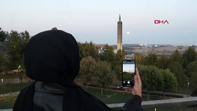 Gökyüzünde görsel şölen var! Kunduz Dolunayı kendini gösterdi