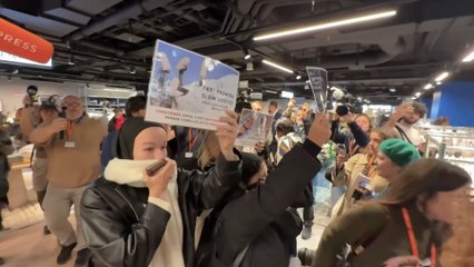 « Quelle honte ! », les manifestants critiquent l'ouverture du magasin Shein à Paris.