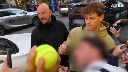 Torino, Sinner esce dal Principi di Piemonte: autografi e selfie con i fan