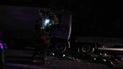 청주-영덕고속도로에서 화물차 추돌...3명 병원 이송 / YTN