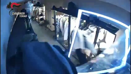 Torino, sfondano la vetrina e rubano giacconi per 20mila euro. Un ladro sbatte contro uno specchio