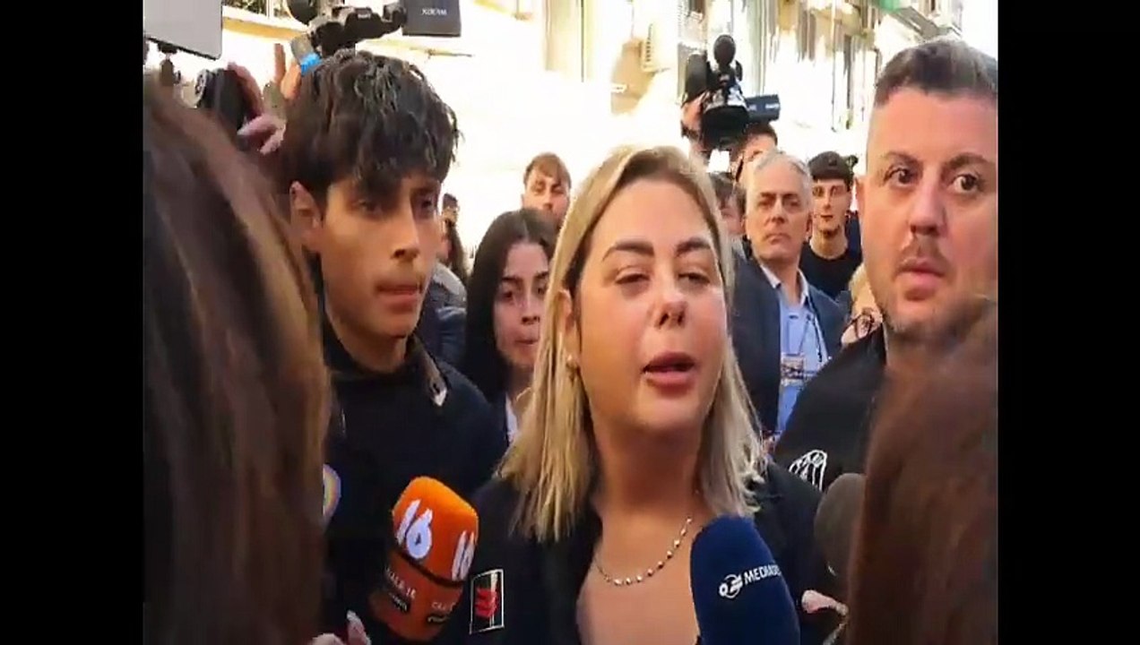 Funerali del poliziotto ucciso a Napoli, la vedova: "Chi ha sbagliato pagherà"