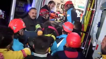 Göçük altında kalan bir kişinin cansız bedeni çıkarıldı