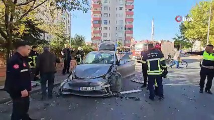 Hız denemesi faciaya dönüştü! Önce duvara ardından park halindeki kamyona çarptı!