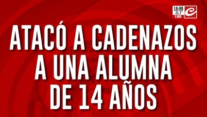 Mujer entró a la escuela de su hija y atacó a cadenazos a una alumna de 14 años