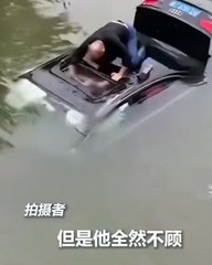 Exsoldado en China se convierte en héroe al rescatar a hombre de un río