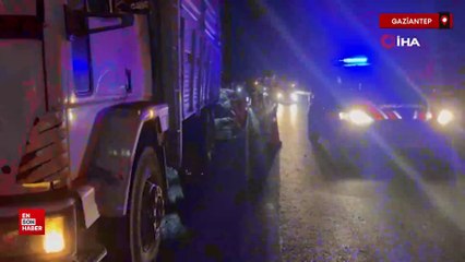 Gaziantep'te otomobil kamyona arkadan çarptı: 3 ölü