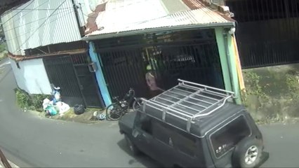 tn7-Hombre intentó agredir a adulto mayor con llave de rana y con su carro-051125
