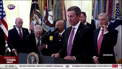 İlaç şirketi yöneticisi Trump’ın gözleri önünde fenalaştı! Mehmet Öz müdahale etti