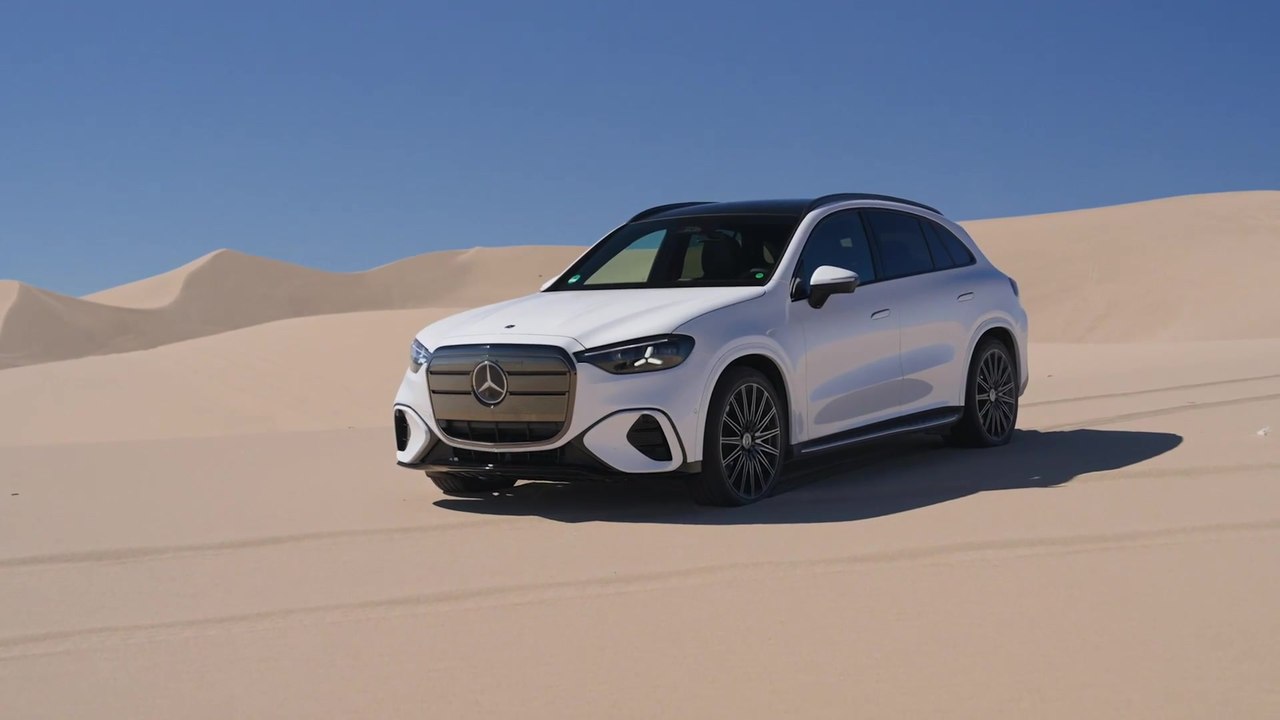 Der neue elektrischen Mercedes-Benz GLC bei der Erprobung in der Wüste