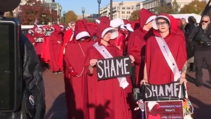 Sombras de Gilead en Washington: protesta contra Trump inspira escenas de 'El cuento de la criada'
