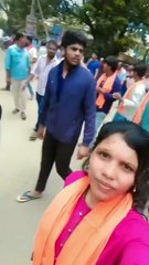 Police Crackdown Goes Viral: Woman's Heartbreaking Cry on the Road After Lathi Charge 🚨 (Must Watch)