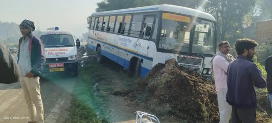 तेज भागने के चक्कर में रोडवेज और लोक परिवहन बस सड़क से नीचे उतरी