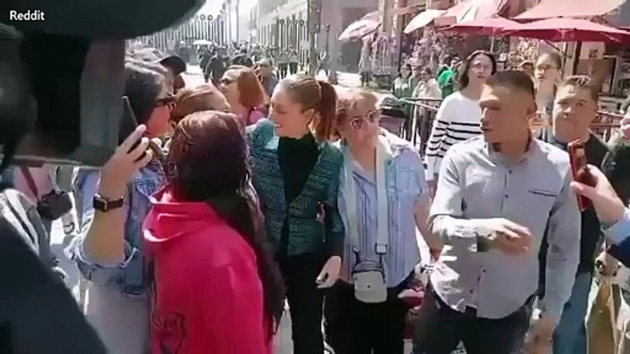 Man is able to grope and attempt to kiss Mexican president
