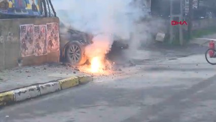 Küçükçekmece'de yer altı kablolarından çıkan kıvılcımlar otomobili yaktı