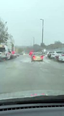 Circulació sota la pluja a Palau-solità i Plegamans